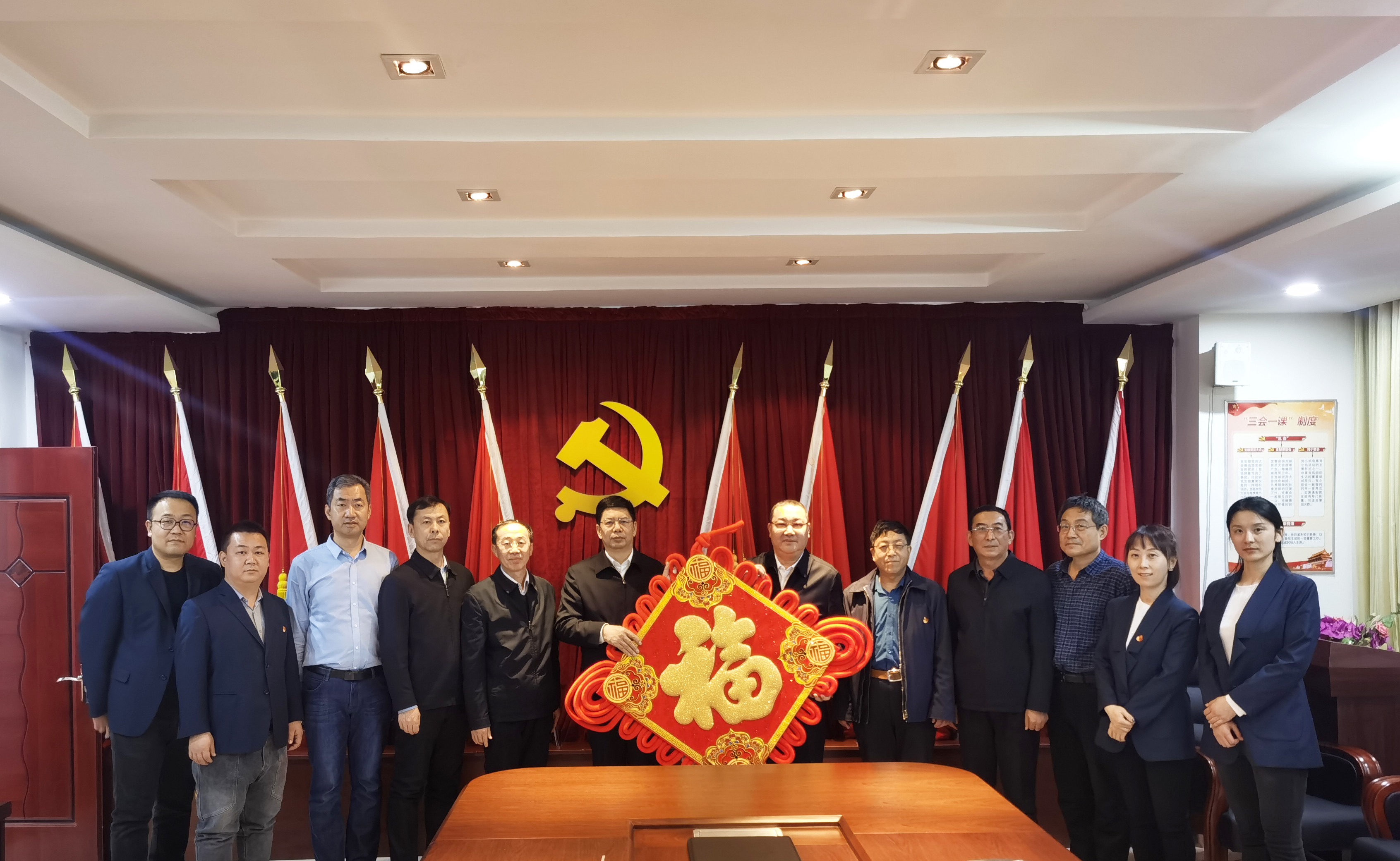 自治區(qū)政協(xié)副主席、工商聯(lián)主席安潤(rùn)生等領(lǐng)導(dǎo)蒞臨協(xié)會(huì)慰問(wèn)指導(dǎo)